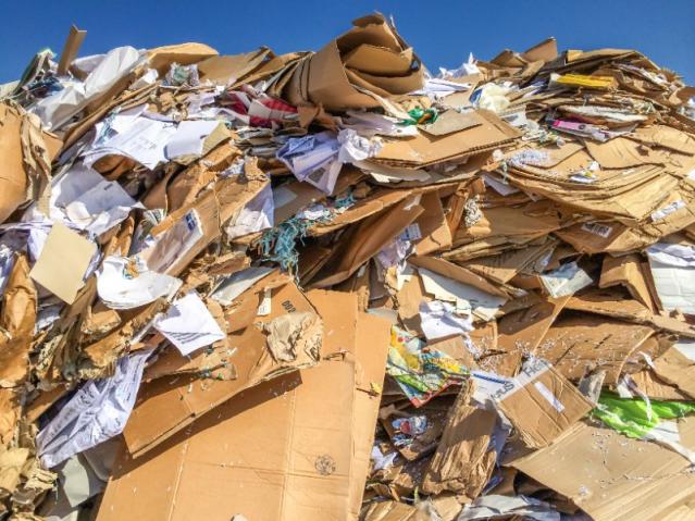 Collecte et tri de déchets cartons